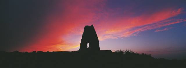 燃嘉峪关戈壁夜跑显豪情！冰球突破炫酷！烽