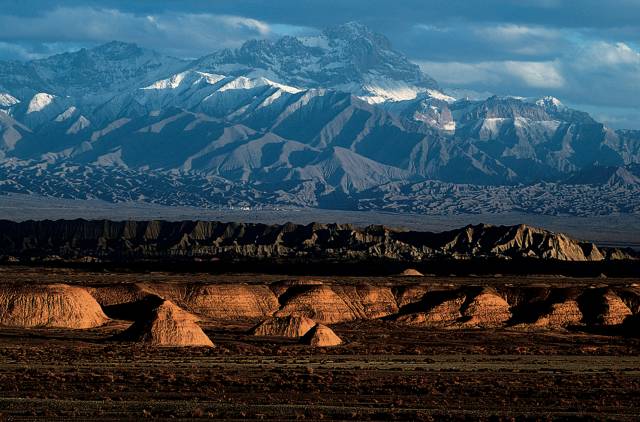 燃嘉峪关戈壁夜跑显豪情！冰球突破炫酷！烽火连城点(图6)