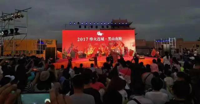 燃嘉峪关戈壁夜跑显豪情！冰球突破炫酷！烽火连城点(图2)