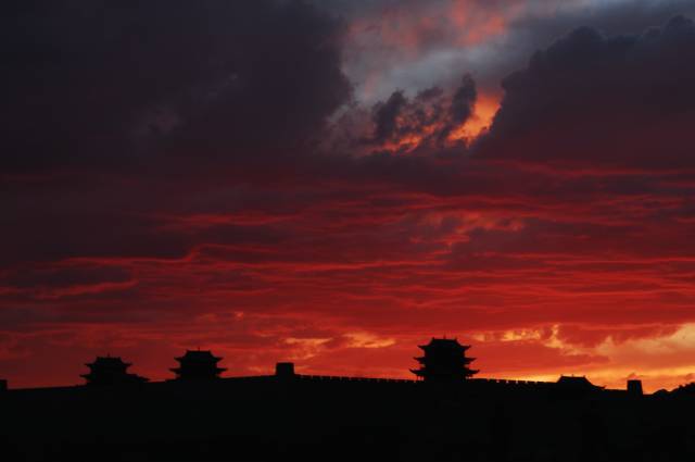 燃嘉峪关戈壁夜跑显豪情！冰球突破炫酷！烽火连城点(图3)